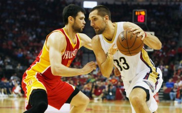 New Orleans Pelicans power forward Ryan Anderson goes around Houston Rockets' Kostas Papanikolaou.