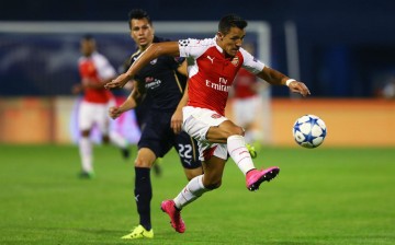 Arsenal winger Alexis Sanchez (R) dribbles past Dinamo Zagreb's Leonardo Sigali.