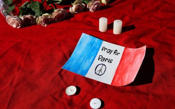 Thousands of people pay tributes to Paris attack victims