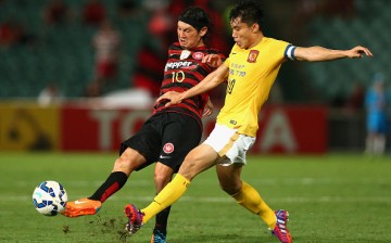 Yojiro Takahagi (L) of the Western Sydney Wanderers and Zheng Zhi (R) of Guangzhou Evergrande contest the ball during the Asian Champions League at Parramatta Stadium in Sydney, March 4, 2015.