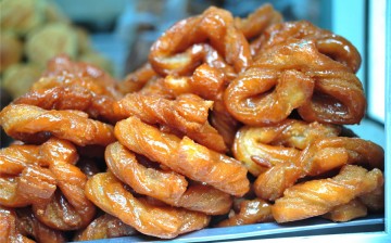 Tangerduo literally means sugar ear. It's a fried sweet snack that gets its name from its shape (it looks like an ear). The popular winter snack in Beijing is served cold and made of flour and sugar.
