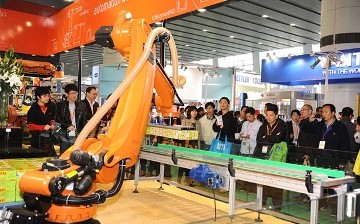 China has called on foreign tech firms to share their knowledge on robotics and tap into the market in China, the world's largest robotics market.