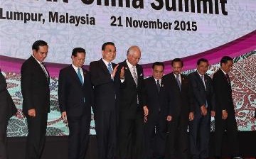 Premier Li Keqiang poses with other leaders during the recently held ASEAN Summit in Kuala Lumpur, Malaysia.