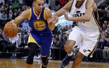 Stephen Curry drives past Rudy Gobert.
