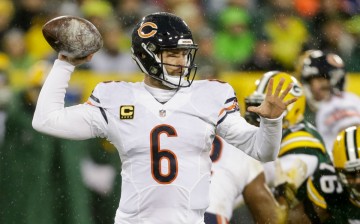 Chicago Bears quarterback Jay Cutler (#6).