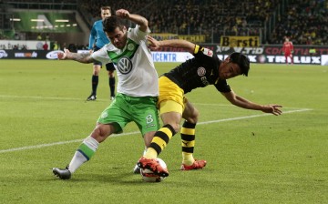 Wolfsburg midfielder Vieirinha (L) competes for the ball against Borussia Dortmund's Shinji Kagawa.