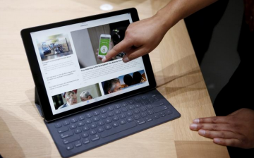 Coming out much heavier and customizable, Microsoft’s Surface Pro 4 is contending against Slimmer, lighter and much more user-friendly Apple’s iPad Pro. 