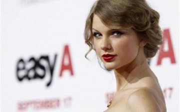 Music recording artist Taylor Swift poses at the premiere of ''Easy A'' at the Grauman's Chinese theatre in Hollywood, California September 13, 2010.