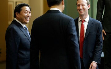Chinese President Xi Jinping (C) talks with Facebook founder Mark Zuckerberg (R) as China's Internet czar Lu Wei looks on in this Sept. 23, 2015 photo.