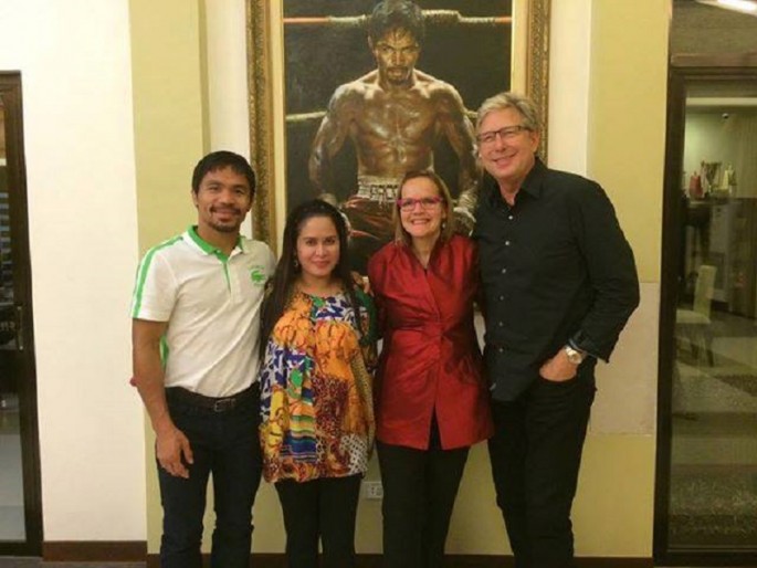 Don Moen also had a separate photo session with Manny Pacquiao and wife Jinkee and an unidentified woman who could be Moen’s wife. 
