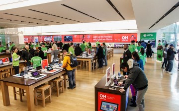 Microsoft Retail Store and NHL Legend Wendel Clark Host Xbox One Gaming Tournament at Bridgewater Yorkdale Shopping Center in Toronto