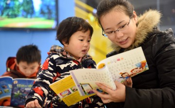 Customers read books in the Tongling City Library in east China's Anhui Province on Jan. 3, 2016.