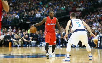 Former NBA Slam Dunk champion Nate Robinson (L) goes against Dallas Mavericks' J.J. Barea during his stint with the Los Angeles Clippers.