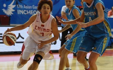 Shanghai point guard Shi Xiufeng (L) playing for the China women's national basketball team.