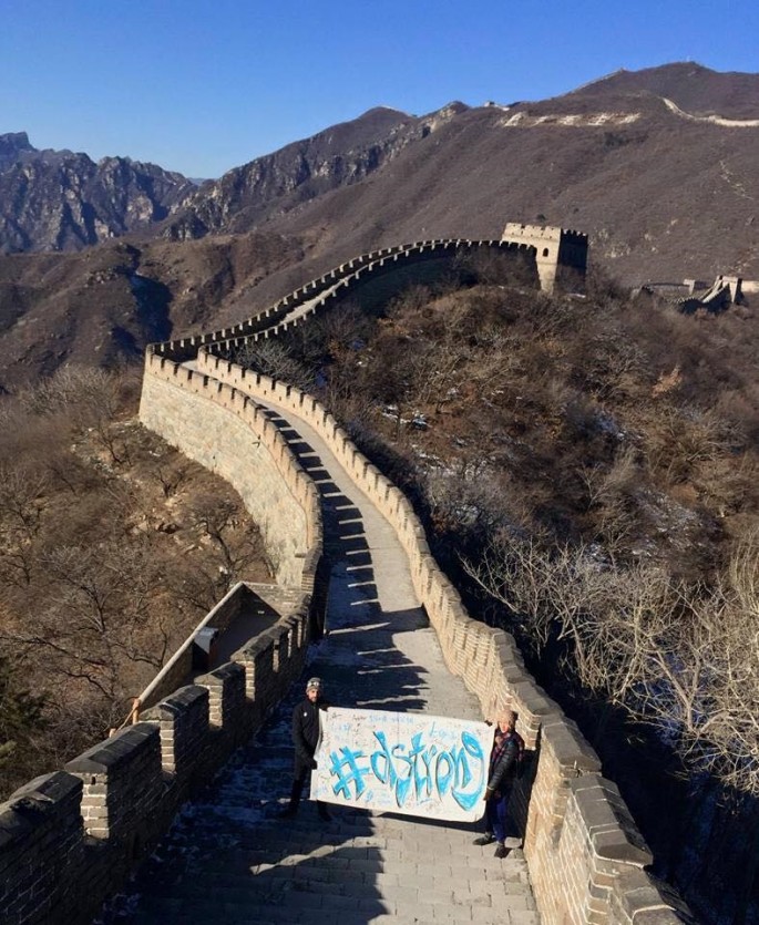 By posting photos of themselves at the Great Wall of China, Beijing residents are helping an 8-year-old American boy with cancer realize his dream to become famous in the Asian country. 
