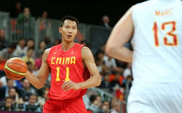 Guangdong Southern Tigers power forward Yi Jianlian (L) playing for the China national team in this file photo.