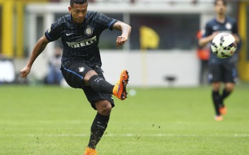 Inter Milan midfielder Fredy Guarin (L).