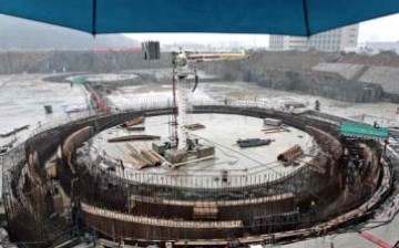 Workers continue building the Fangjiashan Nuclear Power Plant, the expansion project of Qinshan Nuclear Power Plant Phase One in Haiyan County, Jiaxing City, Zhejiang Province.