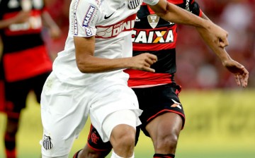 Santos forward Geuvânio competes for the ball against Flamengo's Márcio Araújo.