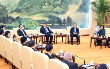 Chinese President Xi Jinping (center) urged non-Communist Party of China parties to contribute more valuable advice for the country's development. 