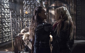 Lexa (Alycia Debnam-Carey) wants to join forces with Clarke (Eliza Taylor) in 