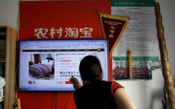 A Taobao customer in Zhejiang Province points to a product in the e-commerce site, in which more than 20 million accounts were reportedly attacked by hackers last year.