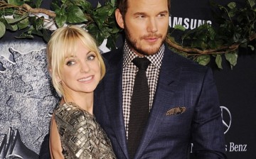 Anna Faris and Chris Pratt arrive at the 'Jurassic World' - World Premiere at Dolby Theatre on June 9, 2015 in Hollywood, California.