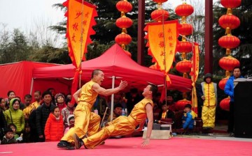Martial art actors perform at a temple fair of Wansuishan scenic zone in Kaifeng, central China's Henan Province, Feb. 21, 2016. The traditional Lantern Festival will fall on Feb. 22 this year. 