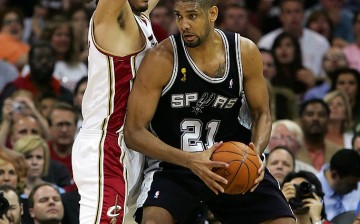 Former Cleveland Cavaliers center Anderson Varejao (L) defends against San Antonio Spurs' Tim Duncan.