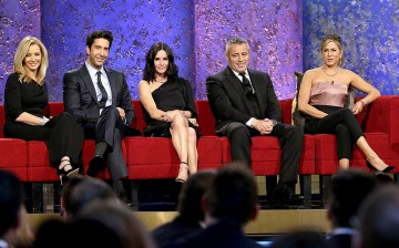 Lisa Kudrow, David Schwimmer, Courteneey Cox, Matt LeBlanc and Jennifer Aniston reunited to honour 