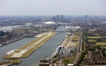 HNA Group, a Chinese aviation and shipping conglomerate, is interested to buy London City Airport from its United States owners for more than 2 billion pounds ($2.8 billion).