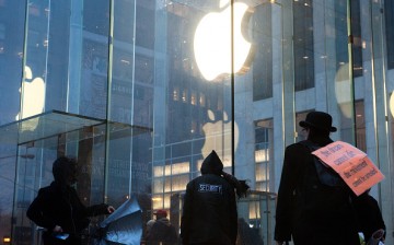 A security guard stands outside the Apple store on 5th Avenue on February 23, 2016 in New York City as protestors gather to support Apple's decision to resist the FBI's pressure to build a 'backdoor' to the iPhone a San Bernardino shooter. 