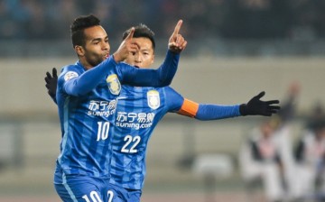 Jiangsu Suning winger Alex Teixeira (L) scores his team's first goal against Jeonbuk Hyundai.