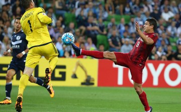 Shanghai SIPG striker Elkeson (R) tries to score past Melbourne Victory goalkeeper Danny Vukovic during their Champions League group stage match.