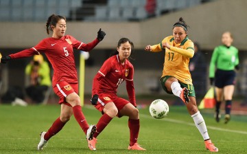 China's Wu Haiyan (L) and Tan Ruyin (C) competes for the ball against Australia's Kyah Simon.