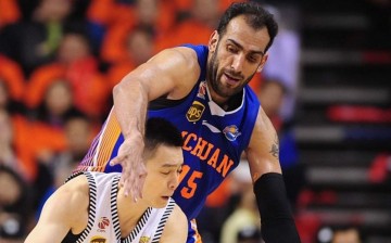 Sichuan Blue Whales center Hamed Haddadi defends against Liaoning Flying Leopards counterpart Yang Ming during the 2016 CBA Finals.