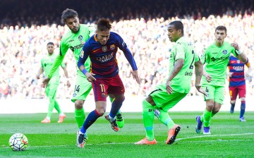 Barcelona winger Neymar (C) competes for the ball against two Getafe CF players.