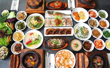 They say that people eat with their eyes first: A sample of hanjeongsik (full-course meal) arranged meticulously. By the looks of it, Koreans love vegetables.