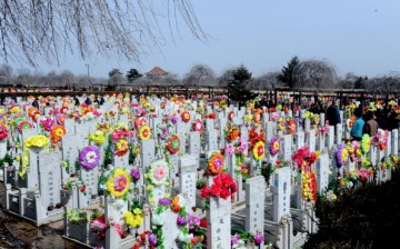 According to traditional Chinese beliefs, having a proper burial ceremony is the correct way to treat the dead.