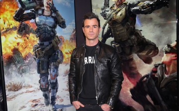  Actor Justin Theroux plays Call Of Duty: Black Ops 3 at Treyarch Studios