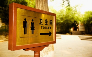 A sign indicates where the restroom is in Beihai Park, Beijing. A survey conducted in 2015 revealed that Beijing has good public restrooms.