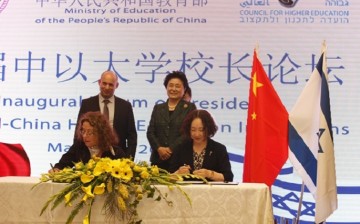 (L) BGU President Rivka Carmi and JLU Executive Vice Chairman Li Cai sign an MoU to establish an R&D center. Standing behind are (L) Education Minister Naftali Bennett and Vice Premier Liu Yandong.