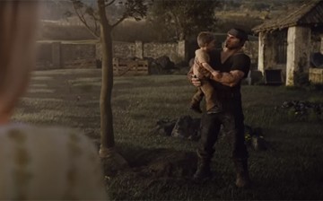 Marcus Fenix holds his son, JD Fenix in a memory sequence.