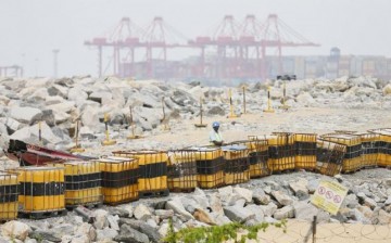 The suspension of work in Colombo Port City may soon be lifted as Premier Li Keqiang told visiting Sri Lankan Prime Minister Ranil Wickremesinghe that he will work for the resumption of the project.