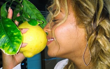 Beyoncé can be seen smelling a lemon in one of her recent Instagram posts.