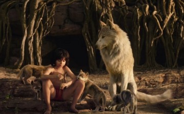 We are family: “Man-cub” Mowgli (Neel Sethi) sits together with his “siblings” and wolf 