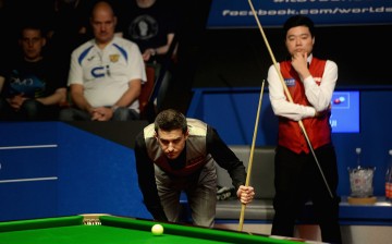 Mark Selby (L) and Ding Junhui in the final of the 2016 World Snooker Championship.