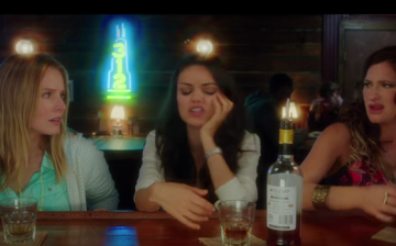 Kristen Bell, Mila Kunis and Kathryn Hahn are drinking together in the film 