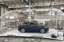 Tesla Model X is contained in a bubble with highly polluted air to test the efficiency of Bioweapon Defense Mode filtration system