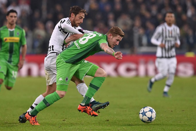 Borussia Monchengladbach midfielder Andre Hahn (R) competes for the ball against Juventus' Claudio Marchisio.